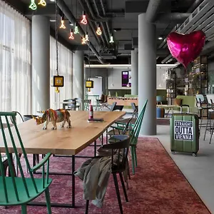 Szálloda Moxy East ***